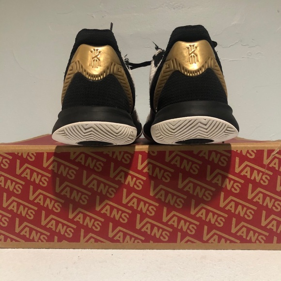 Kyrie flytrap 2 - Picture 5 of 6